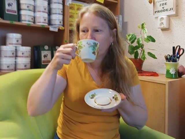 Iveta pije čaj640